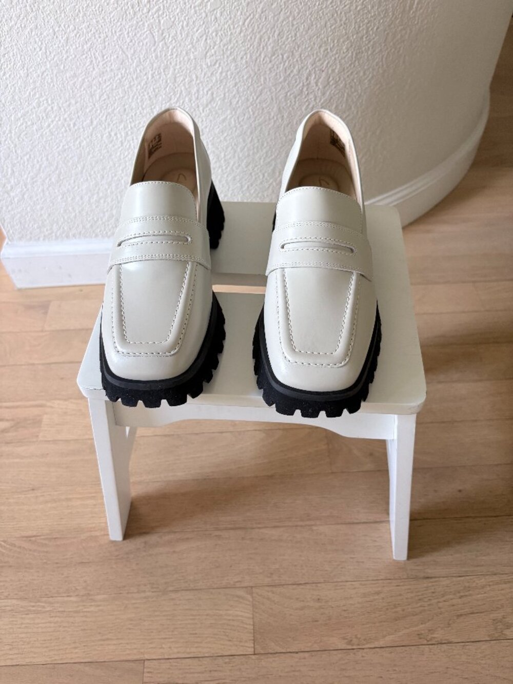 Clarks Women’s Ivory Cream Leather Lug Sole Loafers Chunky Platform Size 7